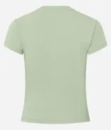 Blusa básica de manga corta y cuello redondo, confeccionada en malla rib de algodón con ajuste ceñido al cuerpo.