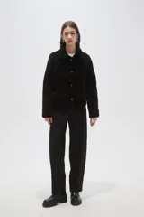Chaqueta de poliéster con diseño capitoneado, cuello tipo camisa, cierre frontal con botones y bolsillos delanteros.