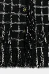 Chaqueta Zara Woman Collection de corte recto, confeccionada en tejido de mezcla de algodón con diseño de cuadros. Presenta cuello redondo, cierre frontal con botones, bolsillos de plastrón en el delantero y detalle de flecos en los bordes, puños y solapa frontal. Incluye forro interior.