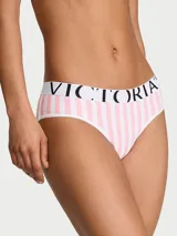 Braguita tipo hiphugger de Victoria's Secret confeccionada en suave microfibra con diseño de rayas verticales blancas y rosadas. Cuenta con una pretina elástica blanca con el logo de la marca estampado en color negro.