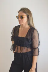 Blusa negra de microtul con mangas cortas acampanadas.