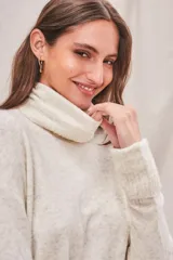 Sweater de punto color crema, con cuello alto y mangas largas.