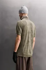 Camiseta térmica de manga corta y cuello redondo, color verde oliva, con tejido texturizado y sin costuras visibles.
