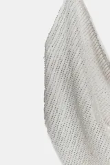 Top crop de escote drapeado con aplicación de brillos, diseño tipo pañuelo con tirante ajustable al cuello.