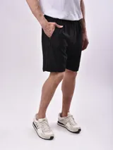 Short deportivo negro con cintura elástica y bolsillos laterales con cierre.