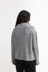 Sweater de tejido de punto acanalado en color gris, con cuello alto y mangas largas con diseño oxford acampanado.