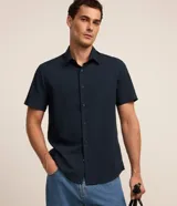 Camisa de manga corta con cuello inglés y cierre frontal de botones, confeccionada en mezcla de bambú y viscosa.