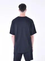 Remera negra de waffle con cuello redondo y corte oversized.