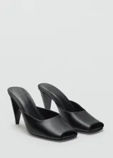 Zapato destalonado negro de piel caprina, con tacón tipo embudo y punta cuadrada.