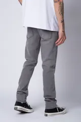 Pantalón de jean de corte recto y tiro medio, en color azul claro lavado, con cierre frontal y bolsillos laterales.