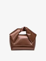 Bolso de mano marrón de cuero con asa superior retorcida, letras del logo en relieve, solapa plegable con cierre magnético, ranura para tarjetas en el interior y correa de cadena opcional.