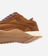 Championes estilo retro runner Satinato de color marrón, con capellada en tejido y recortes de gamuza sintética. Cuentan con cordones bicolores, detalle en lila en el talón y suela texturizada.