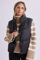 Chaleco de abrigo tipo puffer en color negro, con cuello alto, cierre frontal con cremallera y botones a presión.