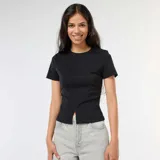 Camiseta negra de punto de canalé fino, con cuello redondo y mangas cortas. Presenta una costura vertical central en el frente que se abre en el ruedo.