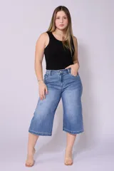 Bermuda de jean azul de corte ancho con licra.