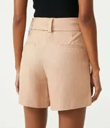 Short de lino y viscosa color tostado, de tiro alto con pliegues delanteros, bolsillos laterales y cinturón incorporado con hebilla cuadrada forrada.