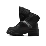 Bota de caña media color negro, con puntera redondeada, cierre frontal con cremallera y suela track.