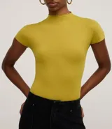 Body manga corta color borgoña, con cuello redondo medio y cierre inferior.