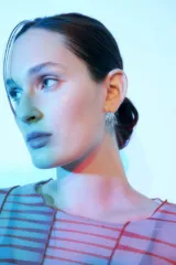 Aros plateados de acero quirúrgico hipoalergénico, con diseño de tres aros entrelazados.