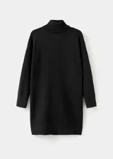 Vestido corto de punto negro con cuello alto vuelto y mangas largas de corte recto.