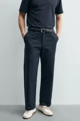 Pantalón chino de corte recto confeccionado en algodón, con bolsillos frontales, bolsillo cerillero y bolsillos traseros con botón.
