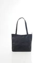 Cartera tipo tote de cuero vacuno negro con doble asa de hombro, panel superior liso y bolsillo exterior frontal con textura símil cocodrilo y costuras visibles en contraste.