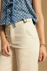 Pantalón negro de corte recto y tiro alto, con caída limpia y estructura en algodón con elastano.