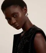 Aros plateados con forma de rosa, con cierre de tornillo.