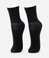 Kit de dos pares de medias deportivas negras de caña media, confeccionadas en poliamida.