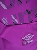 Mochila Umbro Vibo de poliéster color negro, con estampado del logo de la marca en gris en el frente. Cuenta con un compartimento principal con cierre, un bolsillo frontal con cierre, dos bolsillos laterales de malla y un asa superior.