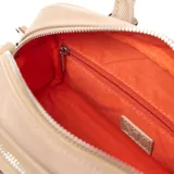 Cartera chica color beige, con doble asa fija, correa de hombro ajustable, forro interior textil, bolsillo interno con cierre y bolsillo externo delantero.