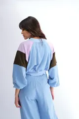 Pantalón celeste de corte ancho con cintura elastizada ajustable con cordón y bolsillos laterales.