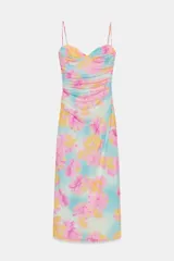Vestido midi de tul con escote corazón y tirantes finos ajustables. Presenta frunces en el delantero y un estampado floral multicolor en tonos rosados, celestes y amarillos, con forro interior y cierre lateral con cremallera oculta.