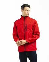 Campera azul marino de poliéster, tipo softshell, con cuello alto y cierre frontal. Cuenta con bolsillos laterales con cierre y un bolsillo vertical en el pecho. No tiene capucha.