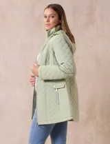 Campera capitoneada marca Gallery, color verde menta, con diseño acolchado de rombos. Presenta cierre frontal, bolsillos laterales con cierre y capucha desmontable.