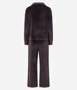 Pijama largo de estilo americano confeccionado en plush de tacto suave. La blusa presenta cuello solapa, cierre frontal con botones y bolsillo en el pecho. El pantalón cuenta con cintura elástica ajustable con lazo.