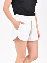 Short deportivo color gris melange, con cintura elástica ajustable con cordón y bolsillos laterales. El ruedo tiene un corte redondeado.