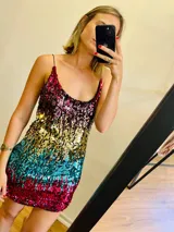 Minivestido de lentejuelas multicolores con breteles finos.