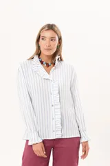 Camisa de manga larga con diseño a rayas celestes y blancas, cuello alto y detalle de volados en la cartera frontal y los puños.