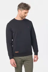 Buzo de felpa color borgoña con cuello redondo, manga larga, bolsillo tipo canguro y logo bordado en el pecho.