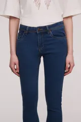 Pantalón jean de corte skinny y tiro medio, con diseño clásico de cinco bolsillos y costuras reforzadas.