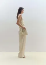 Top sin mangas de cuello redondo, confeccionado en tejido de punto fino. Presenta un diseño entallado con un detalle de fruncido lateral ajustable mediante cordones.