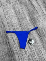 Bikini colaless de lycra en varios colores, con tiras finas ajustables con hebillas.