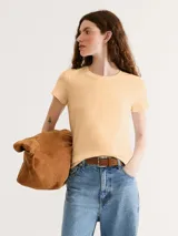 Remera verde claro de algodón, de corte clásico y mangas cortas.