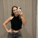 Top halter de cuero plateado con acabado metalizado, diseño estructurado con costura central vertical y bajo en punta.