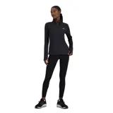 Remera deportiva New Balance negra de manga larga con cuello alto y cierre de cremallera corto. Cuenta con orificios para los pulgares en los puños y logo reflectante en el pecho.