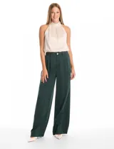 Pantalón palazzo de satén color verde oscuro, con tiro alto, pretina delantera con pasadores, cierre y botón, y pretina trasera elastizada. Cuenta con bolsillos verticales delanteros y corte amplio.