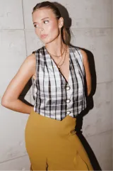 Chaleco sastrero corto con botones, confeccionado en tafeta estampada a cuadros blancos, negros y grises.