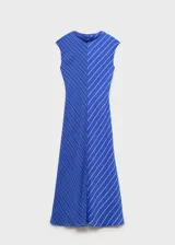Vestido largo sin mangas con cuello drapeado y diseño evasé. Presenta un estampado de rayas diagonales en tonos azules y blancos, con cierre de botones en la parte posterior.