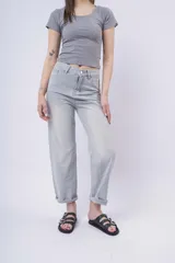 Jean de mezclilla celeste claro, corte wide leg y tiro alto, con pequeños apliques brillantes distribuidos por toda la prenda. El bajo está doblado.